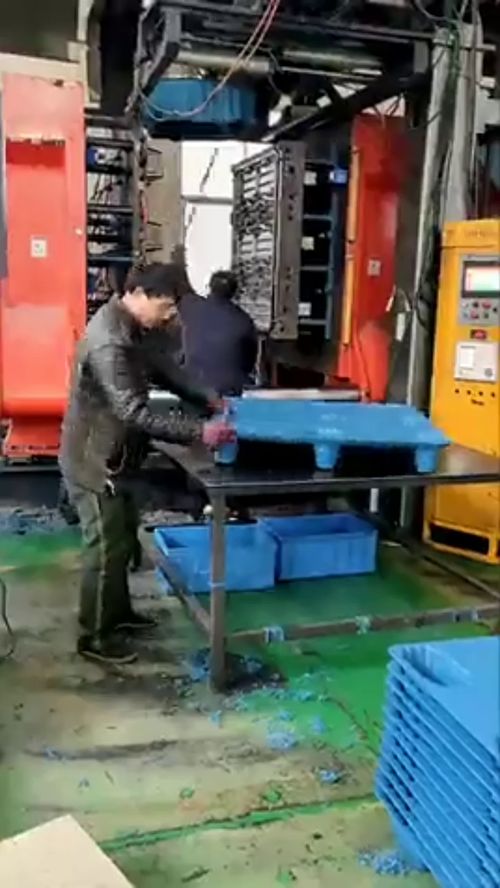 工廠倉(cāng)庫(kù)用的托盤(pán),原來(lái)是這樣生產(chǎn)的,我以為像鋁錠那樣做的呢