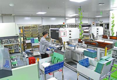 技術(shù)人員在操控設(shè)備進行生產(chǎn)